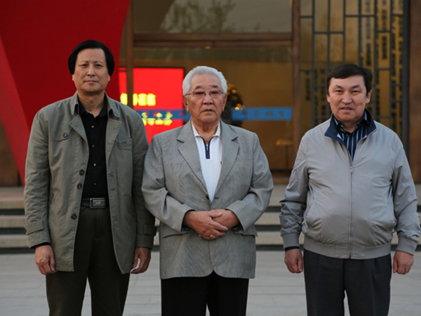 蒙古國(guó)前總理宮嘎·道爾基、現(xiàn)任議員巴克先生來(lái)華藝雕塑視察指導(dǎo)，并題字留念，及進(jìn)行項(xiàng)目洽談合作等。傅紹相總經(jīng)理陪同參觀并向客人介紹雕塑藝術(shù)。
