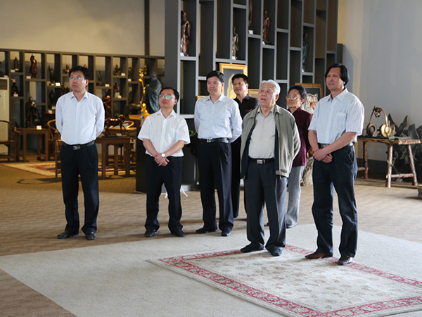 原中國(guó)人民解放軍海軍司令員石云生上將一行在濰坊原市人大副主任王永興、臨朐縣劉裕斌縣長(zhǎng)的陪同下來(lái)華藝視察指導(dǎo)并題字留念，傅紹相總經(jīng)理向客人介紹雕塑藝術(shù)。
