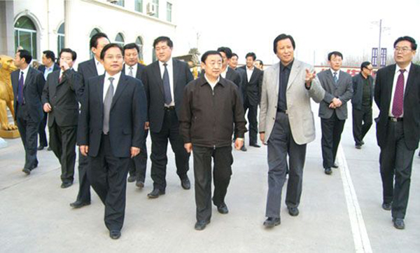 山東省委副書記、省長(zhǎng)韓寓群、濰坊市委書記張新起一行蒞臨華藝雕塑參觀指導(dǎo)，傅紹相總經(jīng)理介紹雕塑藝術(shù)